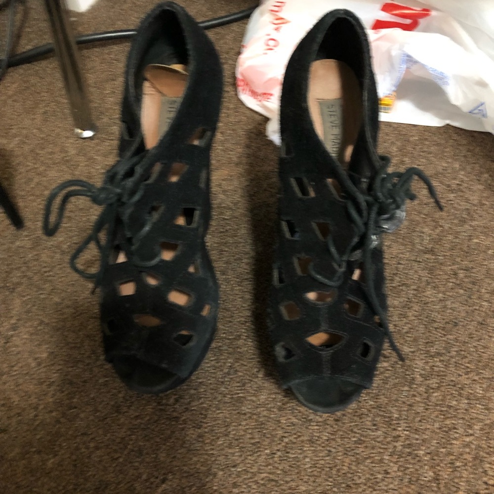 Steve Madden black cutout wedges
